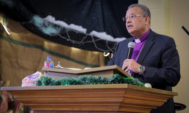 رئيس الطائفة الإنجيلية يقدم عظة الجمعة بكنيسة الزيتون