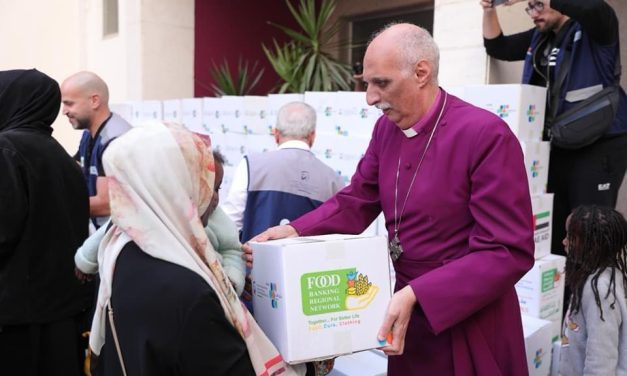 تحت عنوان “صناع الأمل”.. قطاع اللاجئين ينظم يومًا لتوزيع المساعدات