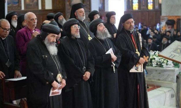 أمين عام مجلس كنائس مصر يشارك في جنازة نيافة الأنبا باخوميوس ويقدّم التعزية لقداسة البابا تواضروس الثاني